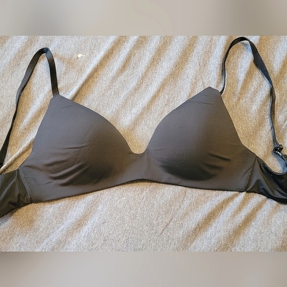 Victoria's Secret lightly padded black bra, size 32C - Picture 1 of 3